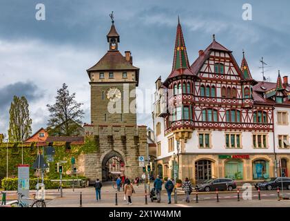 Toller Blick auf das Schnetztor, ein befestigtes Turmtor der ehemaligen mittelalterlichen Stadtmauer von Konstanz am Bodensee in... Stockfoto