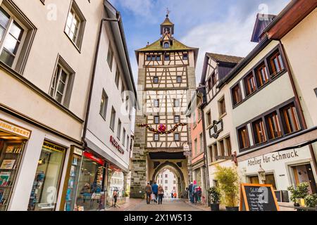 Herrlicher Blick auf das berühmte Schnetztor in Konstanz (Konstanz) von der Stadtseite mit seiner beeindruckenden Fachwerkfassade. Das historische Stadttor... Stockfoto