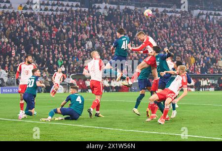 Matthijs de Ligt, FCB 4 Konrad Laimer, FCB 27 Noussair Mazraoui, FCB 40 treten um den Ball, Tackling, Duell, Header, zweikampf, Action, Kampf gegen Jorginho, Arsenal 20 Declan Rice, Arsenal 41 im Viertelfinalspiel FC BAYERN MÜNCHEN - FC ARSENAL LONDON 1-0 Fußball UEFA Champions League in der Saison 2023/2024 in München, 17. April 2024. Viertelfinale, FCB, München Fotograf: ddp-Bilder / Sternbilder Stockfoto