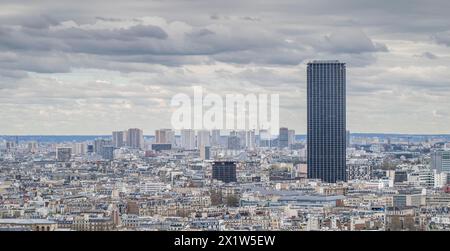 Blick von der Höhe des Eiffelturms auf den Montparnasse-Turm, Paris, Frankreich Stockfoto