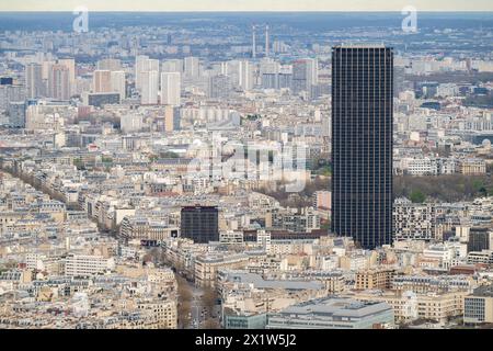 Blick von der Höhe des Eiffelturms auf den Montparnasse-Turm, Paris, Frankreich Stockfoto