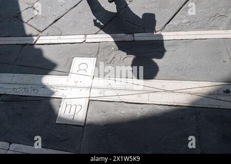 Meridiana Monumentale del Palazzo della Ragione (Sonnenuhr) im gotischen Palazzo della Ragione auf der Piazza Duomo im historischen Zentrum Bergamo Upper Stockfoto