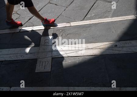 Meridiana Monumentale del Palazzo della Ragione (Sonnenuhr) im gotischen Palazzo della Ragione auf der Piazza Duomo im historischen Zentrum Bergamo Upper Stockfoto