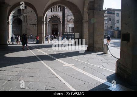 Lombardische romanische Basilika di Santa Maria Maggiore (Basilika St. Mary Major) aus dem 12. Jahrhundert und der italienischen Renaissance Cappella Colleoni (Colleoni Stockfoto