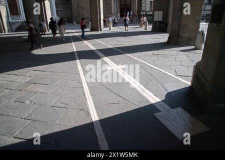 Meridiana Monumentale del Palazzo della Ragione (Sonnenuhr) im gotischen Palazzo della Ragione auf der Piazza Duomo im historischen Zentrum Bergamo Upper Stockfoto