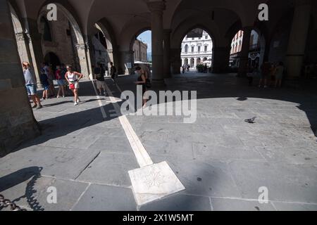 Meridiana Monumentale del Palazzo della Ragione (Sonnenuhr) im gotischen Palazzo della Ragione auf der Piazza Duomo im historischen Zentrum Bergamo Upper Stockfoto