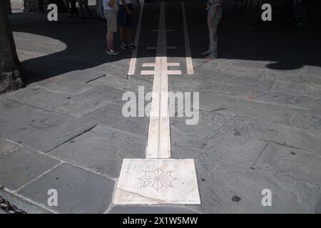 Meridiana Monumentale del Palazzo della Ragione (Sonnenuhr) im gotischen Palazzo della Ragione auf der Piazza Duomo im historischen Zentrum Bergamo Upper Stockfoto