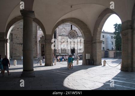 Lombardische romanische Basilika di Santa Maria Maggiore (Basilika St. Mary Major) aus dem 12. Jahrhundert und der italienischen Renaissance Cappella Colleoni (Colleoni Stockfoto