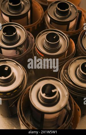 Nahaufnahme von aufgewickelten Rollen von 35-mm-Filmkassetten, Studio-Komposition, Quebec, Kanada Stockfoto