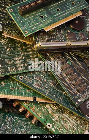 Nahaufnahme verschiedener grüner elektronischer Computerplatinen mit Mikrochips, Speicherchips und Festplatte, Studio Composition, Quebec, Kanada Stockfoto