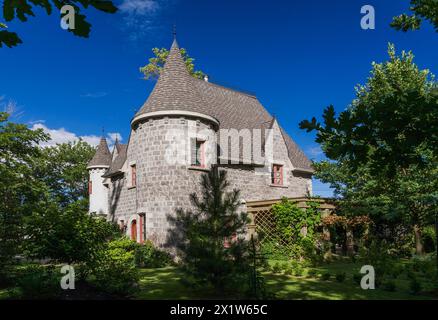 2006 Nachbildung einer Wohnhausfassade im Stil eines Renaissanceschlosses aus grauem Stein und Mörtel aus dem 16. Jahrhundert im Sommer, Quebec, Kanada Stockfoto