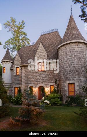 2006 Nachbildung einer Wohnhausfassade im Stil eines Renaissanceschlosses aus grauem Stein und Mörtel aus dem 16. Jahrhundert in der Dämmerung im Sommer in Quebec, Kanada Stockfoto