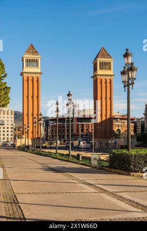 Die Venezianischen Türme, Torres Venecianes oder Venezianischen Türme im Morgenlicht am Placa Espana in Barcelona, Spanien Stockfoto