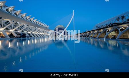 Museu de les ciences, Pont de L'Assut de l'Or, L'Agora, Stadt der Künste und Wissenschaften, Cuitat de les Arts i les Ciences, Valencia, Spanien Stockfoto