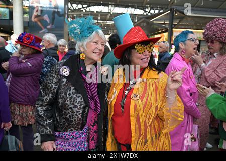 London, Großbritannien. April 2024. Eine Gruppe, während der Song geht, zieht hinab nach London für den monatlichen Colour Walk. Die Ereignisse waren die Idee der 83-jährigen New Yorker Sue Kreitzman, die von ihren Freunden der Queen of Colour wegen ihrer hellen und stilvollen Outfits bekannt war. Die Mode-Extravaganz findet am vierten Donnerstag des Monats auf dem Old Spitalfields Market in der Nähe der Liverpool Street statt. Quelle: MARTIN DALTON/Alamy Live News Stockfoto