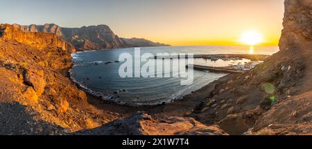 Panoramablick auf die Klippen und die Küste von Agaete bei Sonnenuntergang im Sommer auf Gran Canaria. Spanien Stockfoto