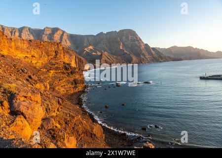 Klippen und die Küste von Agaete bei Sonnenuntergang im Sommer auf Gran Canaria. Spanien Stockfoto