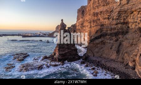 Blick aus der Vogelperspektive auf die Klippen und die Küste von Agaete bei Sonnenuntergang im Sommer auf Gran Canaria. Spanien Stockfoto