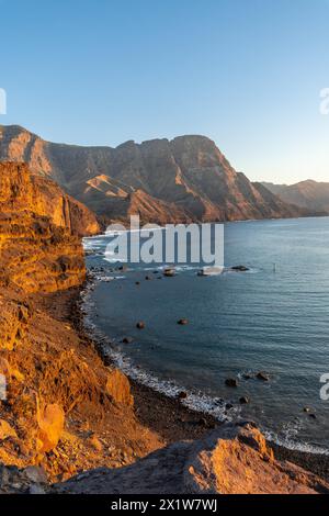 Klippen und die Küste von Agaete bei Sonnenuntergang im Sommer auf Gran Canaria. Spanien Stockfoto