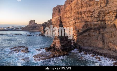 Blick aus der Vogelperspektive auf die Klippen von Agaete bei Sonnenuntergang im Sommer auf Gran Canaria. Spanien Stockfoto