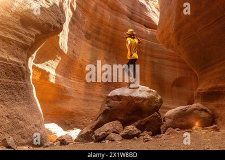 Abenteuerlustige Touristenfrau in der Kalksteinschlucht Barranco de las Vacas auf Gran Canaria, Kanarischen Inseln Stockfoto