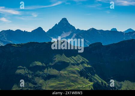 Koblat-Höhenweg am Nebelhorn, dahinter der Hochvogel, 2592m, Allgäuer Alpen, Allgäu, Bayern, Deutschland Stockfoto