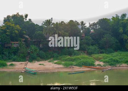 Ufer des kam Khan Flusses, Luang Prabang, Laos Stockfoto