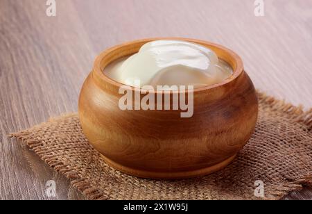 Cremesaure, Milchprodukte in einer Schüssel isolierter weißer Hintergrund Stockfoto