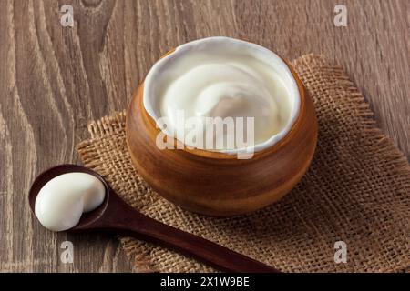 Cremesaure, Milchprodukte in einer Schüssel isolierter weißer Hintergrund Stockfoto