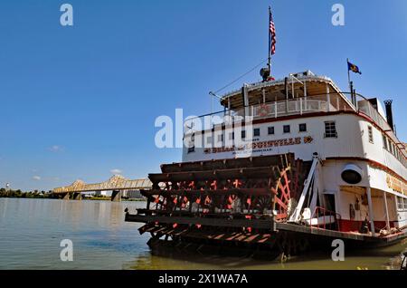 Das historische Dampfschiff Belle of Louisville liegt am Ohio River in der Innenstadt von Louisville und ist eine beliebte Touristenattraktion für Flussfahrten. Stockfoto