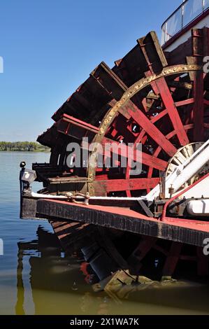 Detail des hölzernen Schaufelrads auf dem historischen Dampfschiff Belle of Louisville, das am Ohio River in der Innenstadt von Louisville angedockt ist. Stockfoto