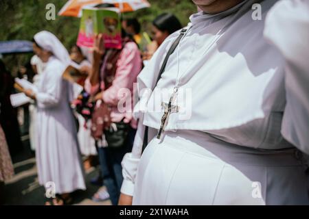 Eine Nonne trägt ein Kreuz, während sie Gebete während einer Nachstellung der Kreuzigung Jesu Christi zum Karfreitag am 29. März 2024 rezitiert Stockfoto