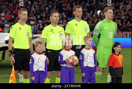 München, Deutschland . April 2023. MÜNCHEN, Deutschland, 17. APRIL 2024; Schiedsrichter Danny MAKKELLE, Schiedsrichterassistent, Hessel STEEGSTRA, Jan de VRIES, und Manuel NEUER von Bayern München während des UEFA Champions League Viertelfinales (2. Leg) Fußballspiels zwischen Bayern München und Arsenal FC im Allianz Arena Stadion in München (Arthur THILL/ATP Bilder) (THILL Arthur/ATP/SPP) Credit: SPP Sport Press Photo. /Alamy Live News Stockfoto