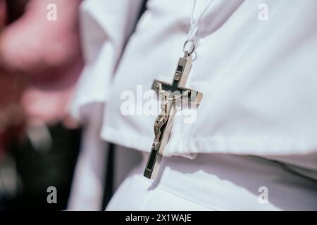 Eine Nonne trägt ein Kreuz, während sie Gebete während einer Nachstellung der Kreuzigung Jesu Christi zum Karfreitag am 29. März 2024 rezitiert Stockfoto
