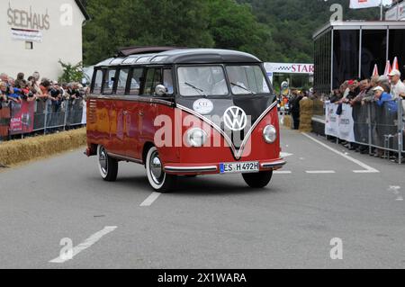 VW Samba Bus, Baujahr 1953, roter Volkswagen Bus aus der Seitenperspektive beim Oldtimer-Rennen, SOLITUDE REVIVAL 2011, Stuttgart Stockfoto