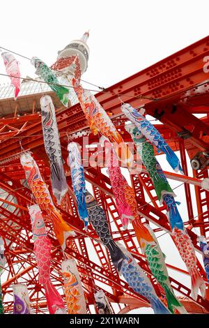 Tokio, Japan. April 2024. Koinobori (Karpfenbanner) sind vor dem Tokyo Tower ausgestellt. Jedes Jahr feiert der Tokyo Tower den Kindertag mit 333 karpfenförmigen (Koinobori) bis zum 6. Mai. In Japan schmückten Familien mit Jungen ihre Häuser mit Koinobori-Streamern, um das gesunde Wachstum und das Wohlbefinden der Kinder zu feiern. Der Kindertag wird jedes Jahr am 5. Mai in Japan gefeiert (Foto: © Rodrigo Reyes Marin/ZUMA Press Wire). NUR REDAKTIONELLE VERWENDUNG! Nicht für kommerzielle ZWECKE! Stockfoto