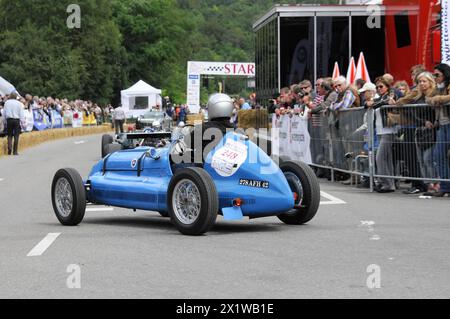 Ein blauer Klassiker mit Fahrer im Helm fährt an Zuschauern vorbei, SOLITUDE REVIVAL 2011, Stuttgart, Baden-Württemberg, Deutschland Stockfoto