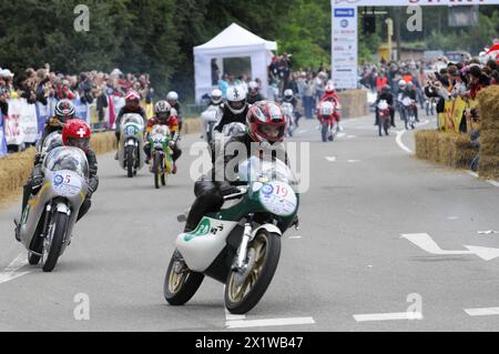 Motorradfahrer treten auf der Rennstrecke an, umgeben von Zuschauern, SOLITUDE REVIVAL 2011, Stuttgart, Baden-Württemberg, Deutschland Stockfoto