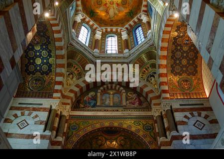 Kirche Notre-Dame de la Garde, Marseille, Blick nach oben in das Innere einer Kirche mit beeindruckender Decke, Marseille, Departement Bouches Stockfoto