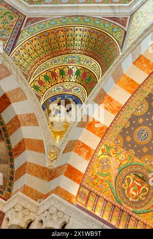 Kirche Notre-Dame de la Garde, Marseille, detaillierte Decke einer Kirche mit Mosaiken und bunten Mustern, Marseille, Departement Bouches du Stockfoto