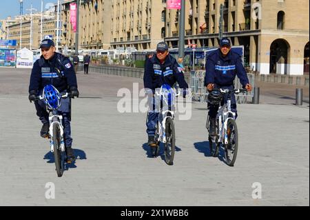 Drei Polizeibeamte auf Fahrrädern patrouillieren eine Stadtstraße, Marseille, Bouches-du-Rhone-Departement, Provence-Alpes-Cote d'Azur-Region, Frankreich Stockfoto