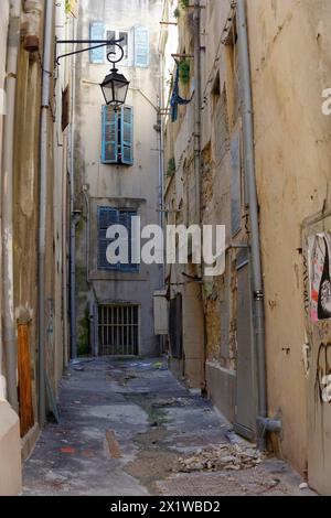 Marseille, schmale Gasse in einer Altstadt mit geschlossenen Türen und Rollläden, Marseille, Departement Bouches-du-Rhone, Region Provence-Alpes-Cote d'Azur Stockfoto