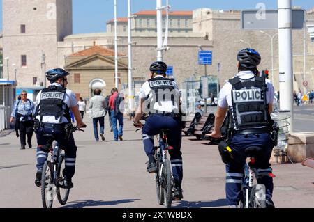 Polizeibeamte auf Fahrrädern patrouillieren eine Stadtstraße, Marseille, Bouches-du-Rhone-Departement, Provence-Alpes-Cote d'Azur Region, Frankreich Stockfoto