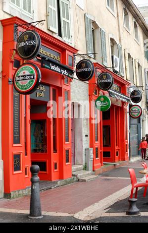 Marseille, Rote Fassade eines irischen Pubs mit Außentischen auf dem Bürgersteig, Marseille, Departement Bouches du Rhone, Region Provence Alpes Cote Stockfoto