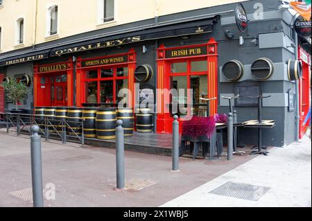 Marseille, Fassade eines irischen Pubs mit roter Farbe und Fässern vor dem Eingang, Marseille, Departement Bouches du Rhone, Region Provence Stockfoto