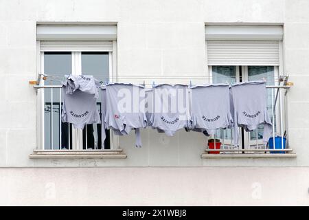 Marseille, blaue T-Shirts auf einer Wäscheleine vor dem Fenster, Marseille, Departement Bouches-du-Rhone, Region Provence-Alpes-Cote d'Azur, Frankreich Stockfoto