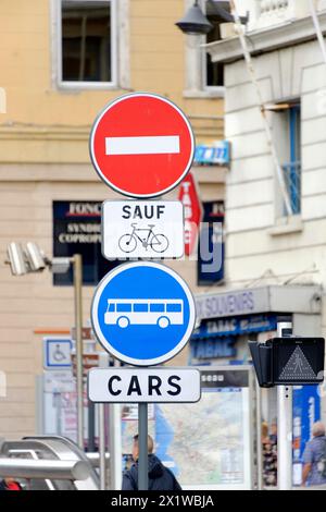 Marseille, Straßenschilder mit Verkehrsanweisungen und Bussen in einer Stadt, Marseille, Departement Bouches du Rhone, Region Provence Alpes Cote Stockfoto