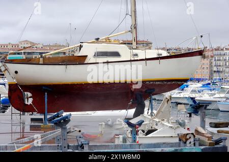 Marseille, ein altes Segelboot auf dem Trockendock, umgeben von Kränen, Marseille, Departement Bouches-du-Rhone, Region Provence-Alpes-Cote d'Azur Stockfoto