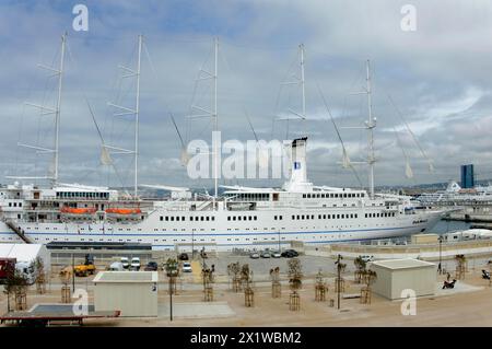 Marseille, große Segelschiffe im Hafen, Leute, die auf der Terrasse unter bewölktem Himmel laufen, Marseille, Departement Bouches-du-Rhone Stockfoto