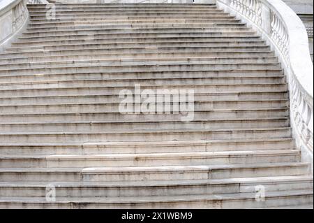 Palais Longchamp, Marseille, Eine breite Treppe mit weißen Marmorstufen, die eine starke geometrische Form bilden, Marseille, Departement Bouches-du-Rhone Stockfoto